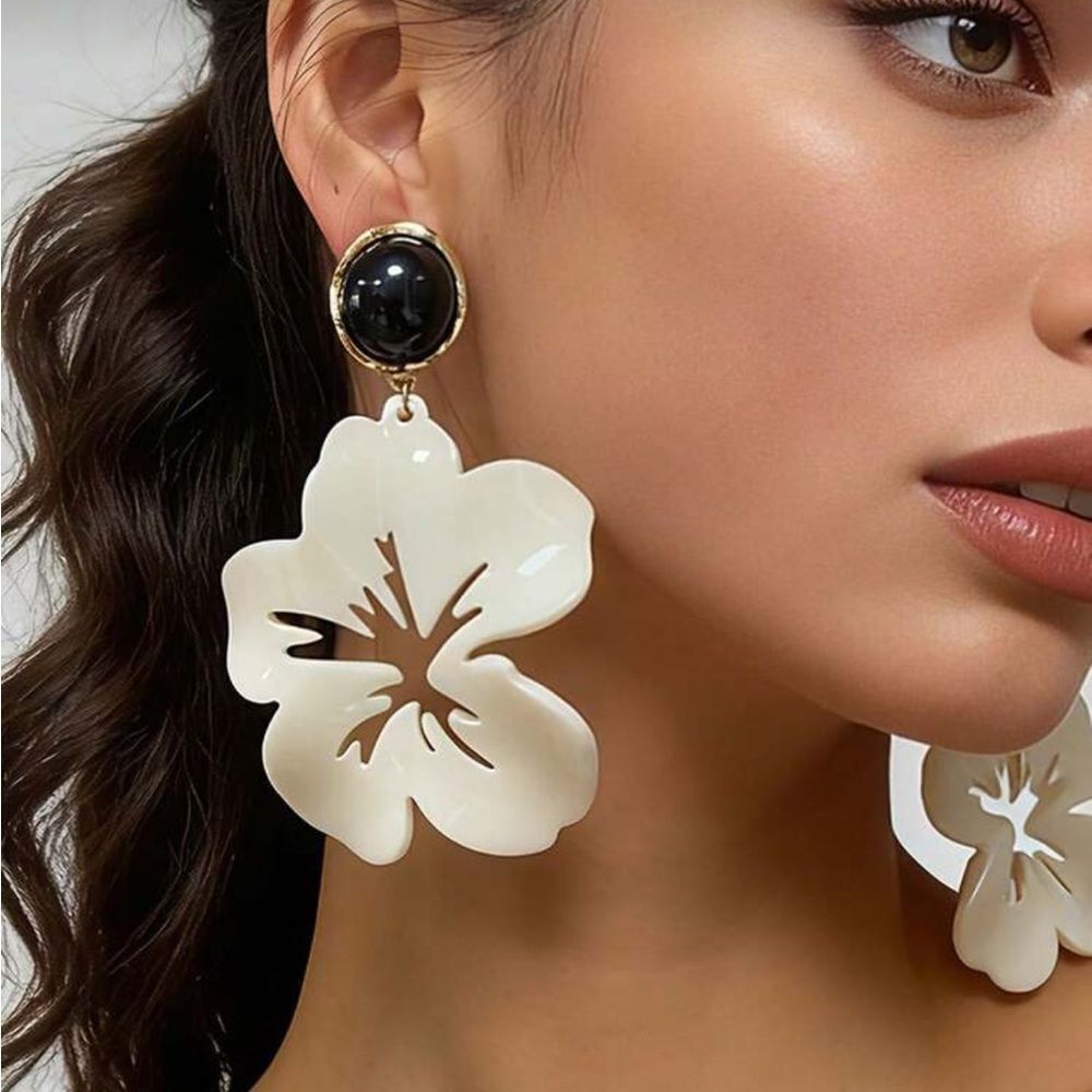 White and black Floral Earrings M621